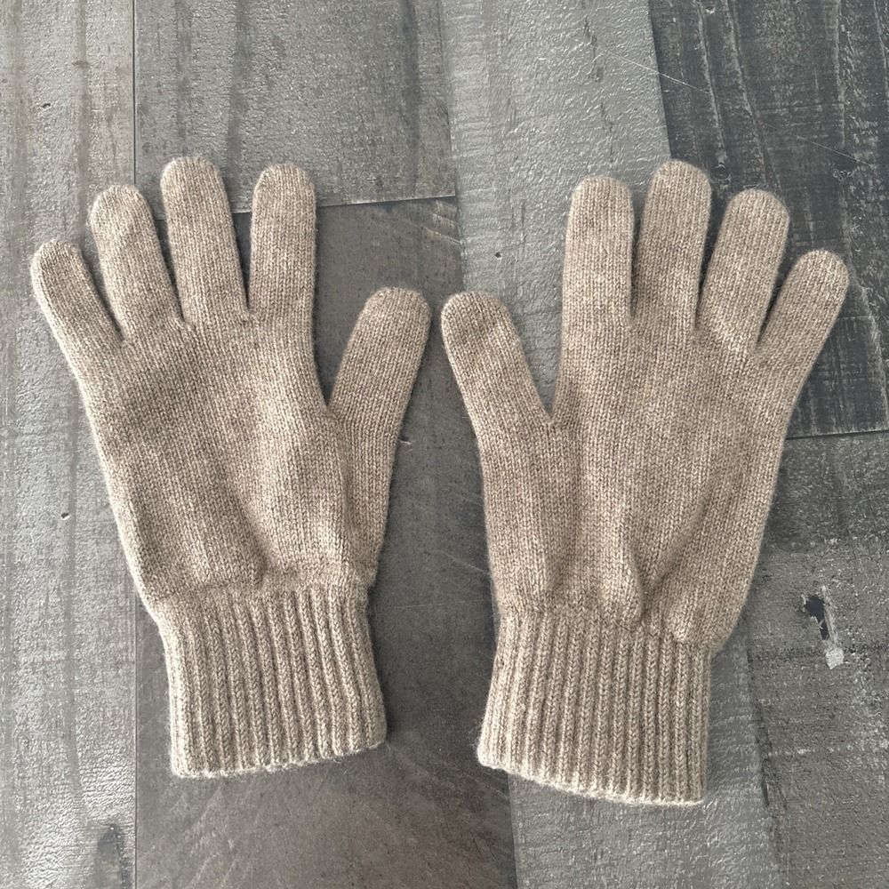 100% Cashmere Gloves Tan Beige Made in Scotland ****small hole****